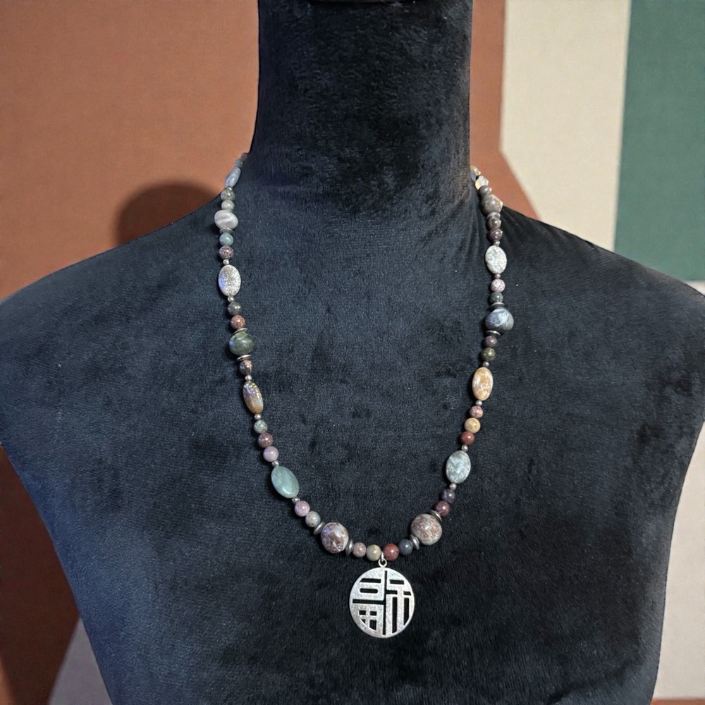 Agate Healing Gemstone Necklace with Silver Pendant